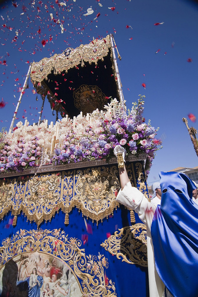 Lluvia de pétalos de rosa sobre el trono de la Virgen del Amor Hermoso durante la Semana Santa en Linares
 - Foto, Imagen