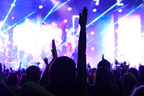 foule acclamations et les mains levées lors d'un concert de musique live
 - Photo, image