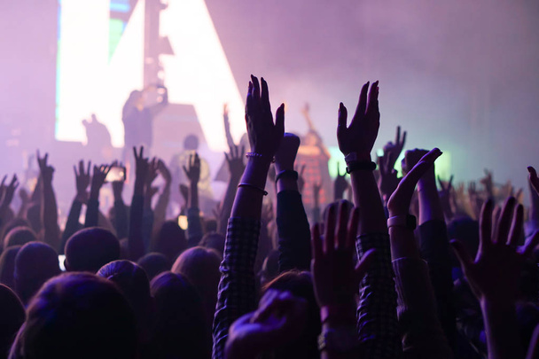 Толпа аплодирует и поднимает руки на концерте живой музыки
 - Фото, изображение