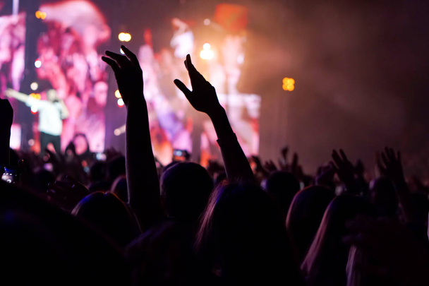 Толпа аплодирует и поднимает руки на концерте живой музыки
 - Фото, изображение