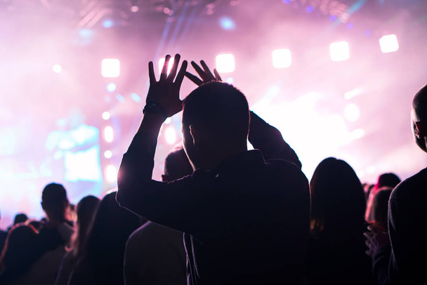 Multitud animando y las manos levantadas en un concierto de música en vivo
 - Foto, imagen