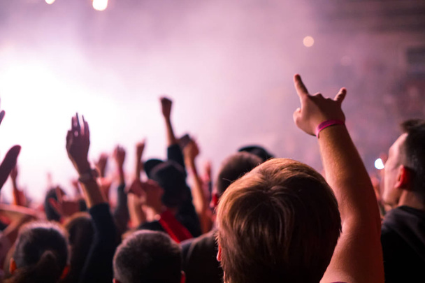 Натовп підбадьорює і піднімає руки на концерті живої музики
 - Фото, зображення