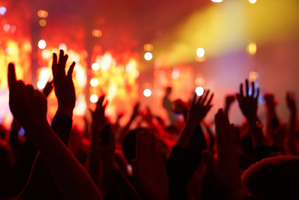 πλήθος ζητωκραυγάζει και χέρια αυξάνεται σε μια ζωντανή μουσική συναυλία - Φωτογραφία, εικόνα