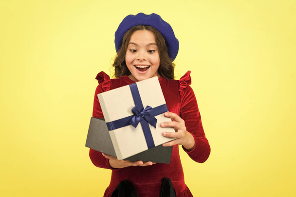 Real happiness. school fall season. surprised small girl with present box. small girl hold holiday gift. happy birthday. boxing day. parisian girl in french beret go shopping. autumn fashion - Фото, зображення