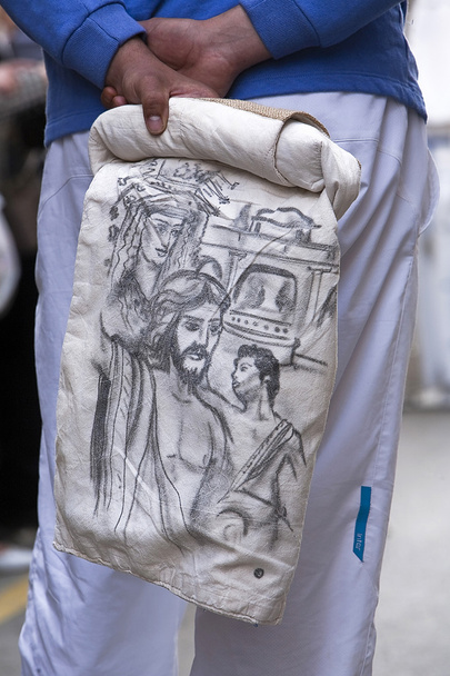 costalero met een ribben in de hand geschilderd met religieuze motieven - Foto, afbeelding