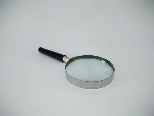 Vergrootglas geïsoleerd op witte achtergrond - Foto, afbeelding