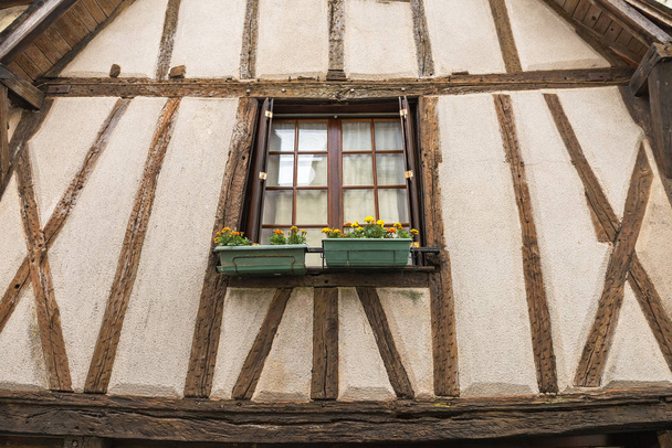 Egy történelmi, fapados, ablakos ház homlokzata  - Fotó, kép