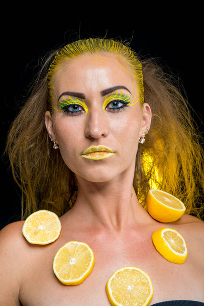 beautiful girl with yellow hair and a slice of lemon - Foto, Imagen