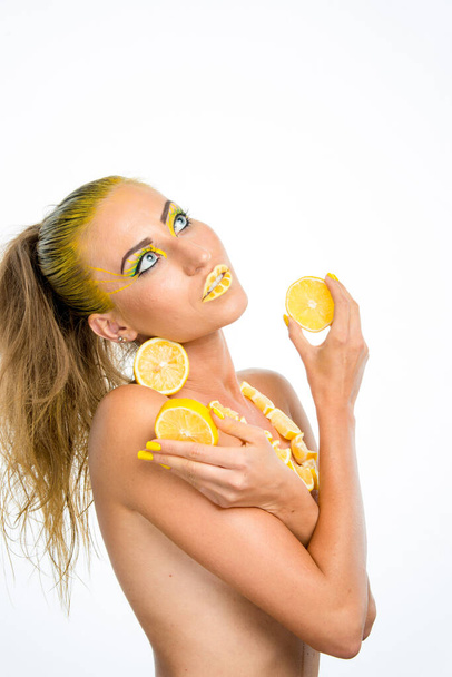 beautiful girl with yellow hair and a slice of lemon - Fotó, kép