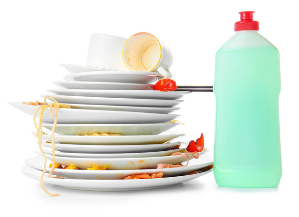 Грязные пустые блюда с моющим средством на белом фоне
 - Фото, изображение
