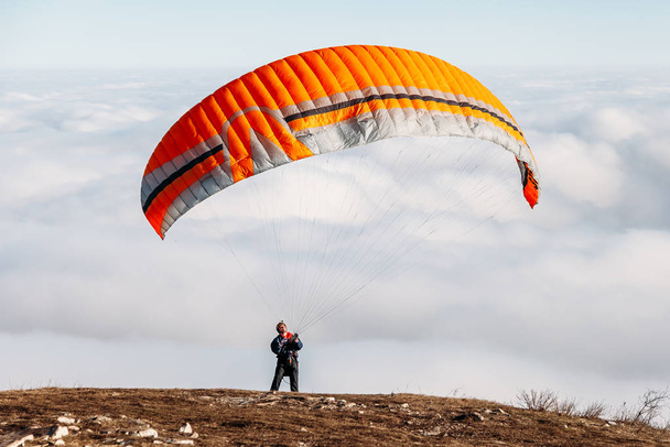 Pyatigorsk, Stavropol Territory / Russia - January 21, 2019: paraglider starting to paragliding above mountain - Foto, afbeelding