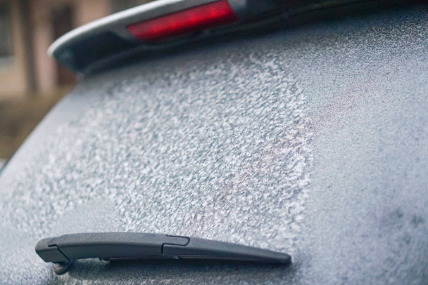 pysäköity auto lumen peitossa talvella
 - Valokuva, kuva