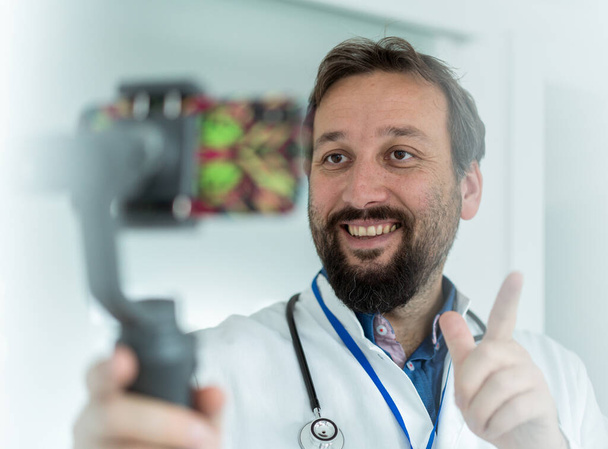 Doctor talking and streaming medical content online - 写真・画像