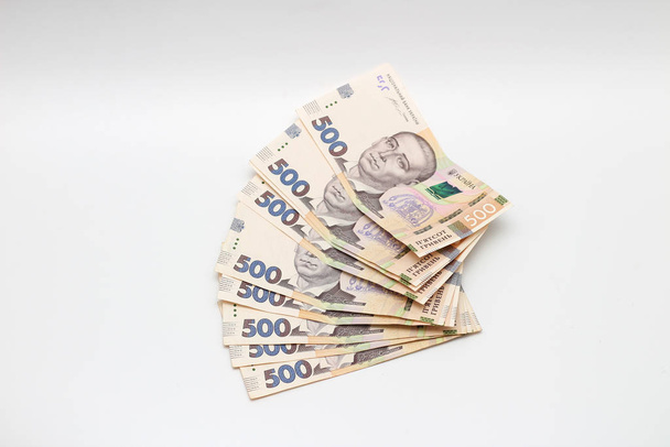 nových bankovek v nominálních hodnotách 500 ukrajinských hřiven izolovaných na bílém pozadí se stínem. Evropská směna peněz. Ukrajinská měna - Fotografie, Obrázek