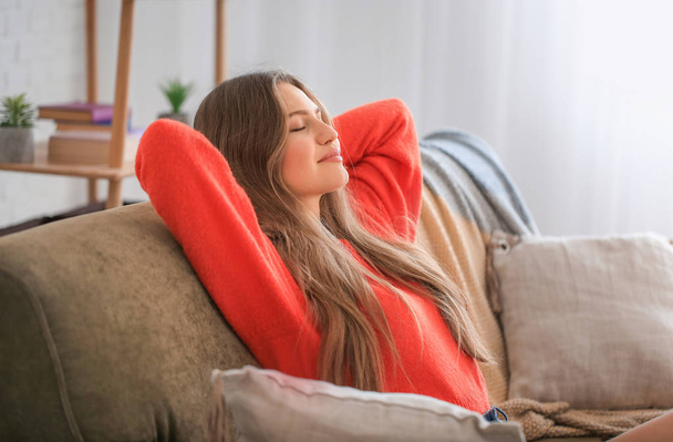 Счастливая женщина отдыхает дома
 - Фото, изображение