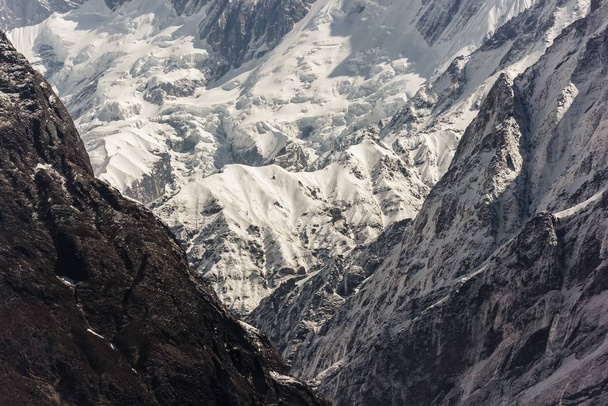 Montañas nevadas Annapurna cubiertas de nieve en el Himalaya de Nepal - Foto, imagen