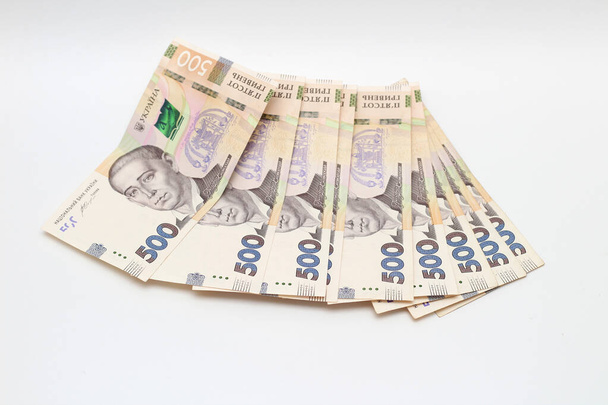 nových bankovek v nominálních hodnotách 500 ukrajinských hřiven izolovaných na bílém pozadí se stínem. Evropská směna peněz. Ukrajinská měna - Fotografie, Obrázek