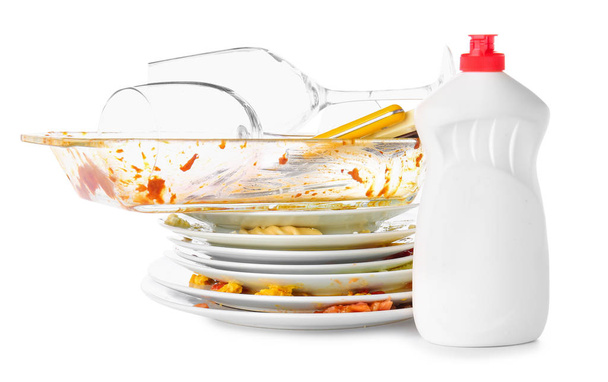 Špinavé prázdné nádobí s čisticím prostředkem na bílém pozadí - Fotografie, Obrázek