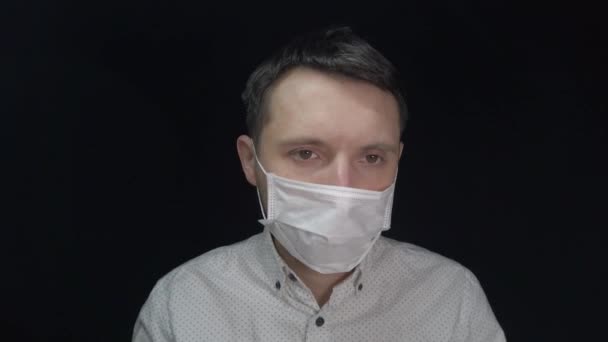 Man met medisch masker, bescherming tegen coronavirus en diverse ziekten - Video