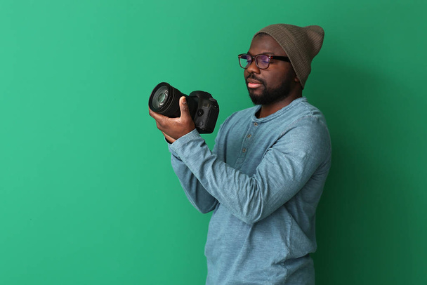 Afro-Amerikaanse fotograaf op kleur achtergrond - Foto, afbeelding