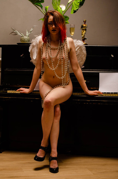 Γυμνή κοπέλα κατ 'εικόνα αγγέλου με κόκκινα μαλλιά - Φωτογραφία, εικόνα