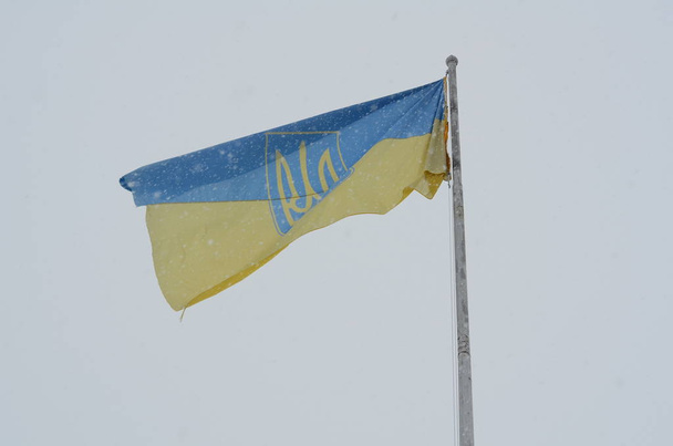 Gelb-blaue Nationalflagge der Ukraine - Foto, Bild