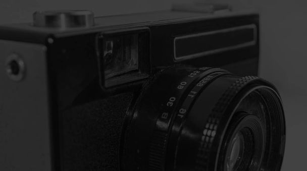 Schwarz-Weiß-Foto einer alten Kamera. retro. - Foto, Bild