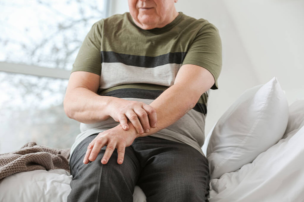 Старший чоловік, який страждає синдромом Паркінсона в клініці
 - Фото, зображення