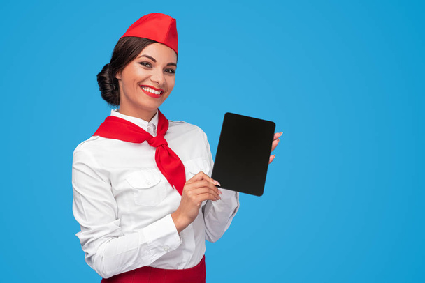 Friendly flight attendant advertising booking app - Foto, imagen