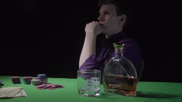 Un ragazzo prende un sigaro da un tavolo verde in un casinò
 - Filmati, video