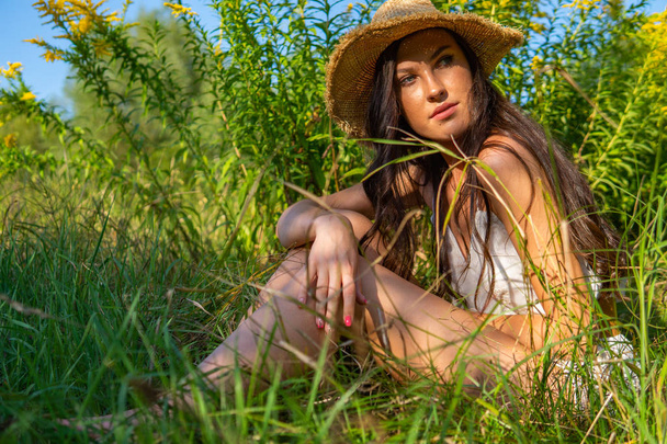 hermosa mujer vestida de verano con pradera verde  - Foto, Imagen