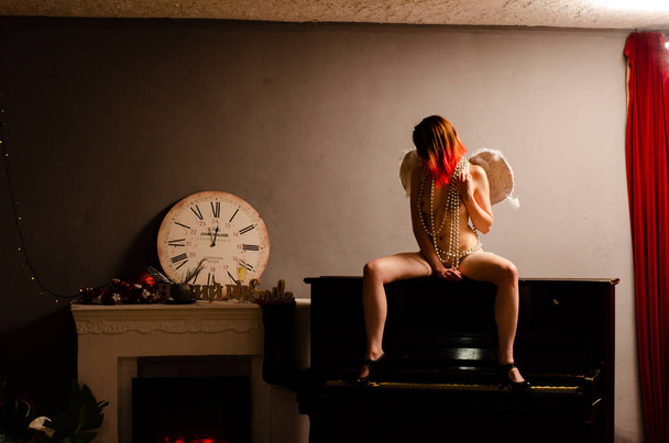 赤い髪の天使のイメージの裸の女の子 - 写真・画像