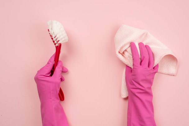 Closeup handen dragen in latex handschoenen met een doek en househol - Foto, afbeelding