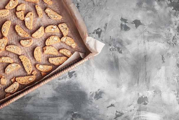 Bandeja com biscoitos de amêndoa doce na mesa
 - Foto, Imagem