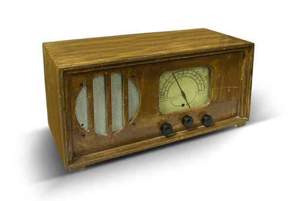 Radio en bois vintage isolée sur blanc
 - Photo, image
