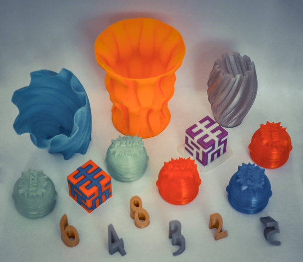 Mallit painettu 3D tulostin. Värikkäitä esineitä painettu 3D-tulostin - Valokuva, kuva