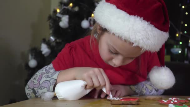 Child paints Christmas cookies. - Πλάνα, βίντεο