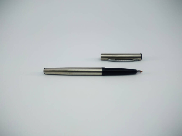 Bolígrafo de metal aislado sobre fondo blanco
 - Foto, Imagen