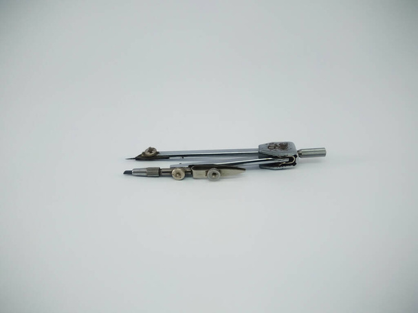 Metalowy edytor kompasów izolowany na białym tle - Zdjęcie, obraz