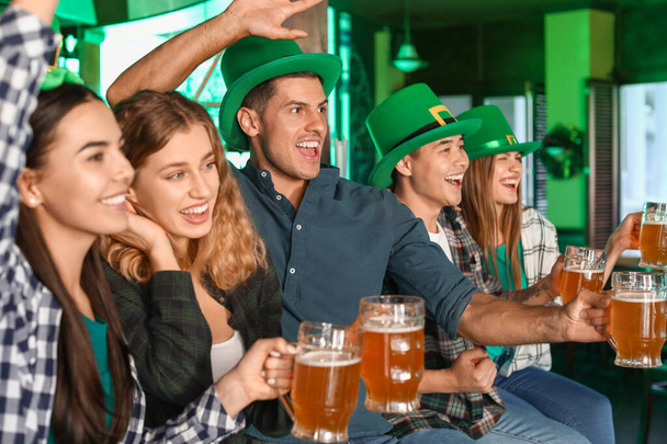 Jonge vrienden vieren St. Patrick 's Day in pub - Foto, afbeelding