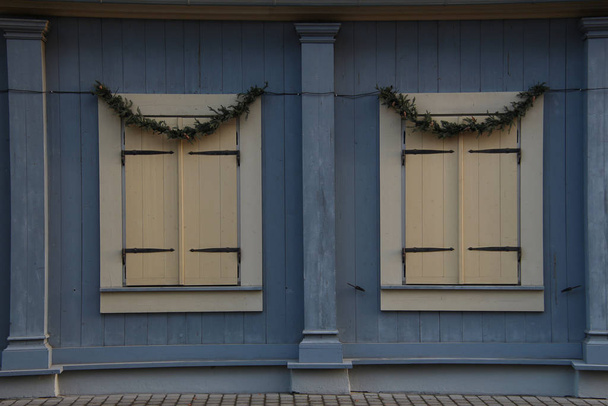 janelas em uma casa de campo de madeira, fechado com persianas de madeira
 - Foto, Imagem