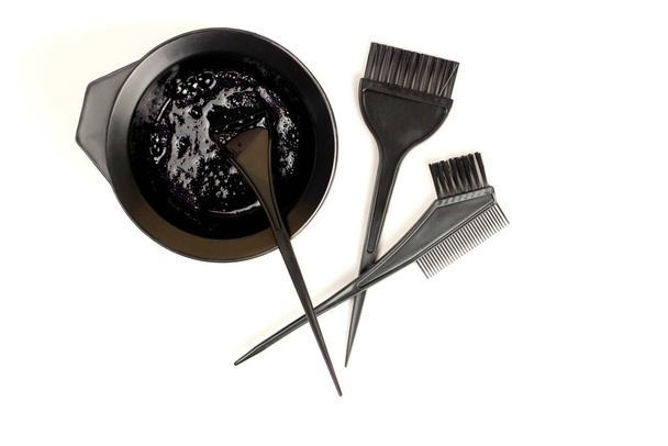 Tinte para el cabello y cepillo aislado en blanco
 - Foto, imagen