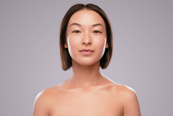 Chinese lady with clean skin looking at camera - Foto, imagen