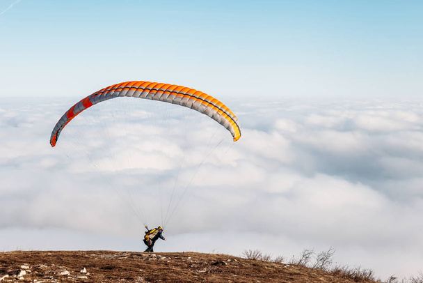paraglider starting to paragliding above mountain - Foto, imagen