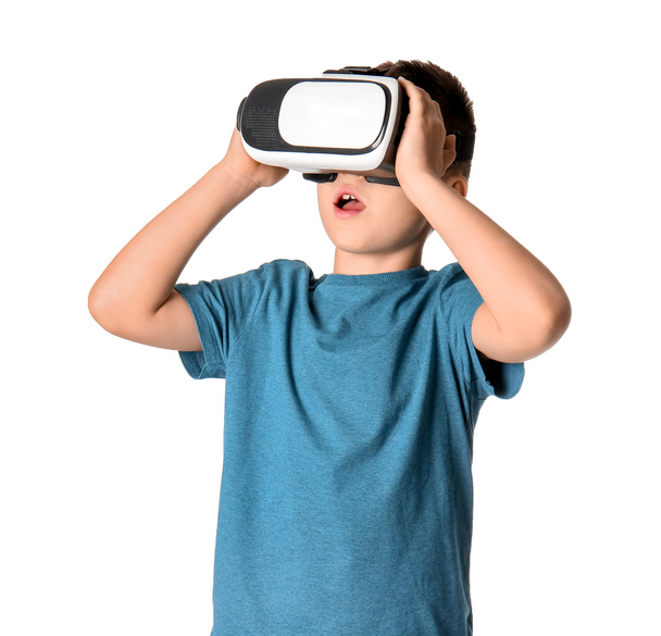 Kleine jongen met virtual reality bril op witte achtergrond - Foto, afbeelding