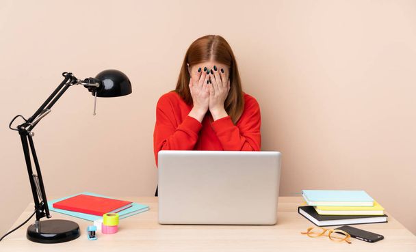 Молода студентка на робочому місці з ноутбуком з втомленим і хворим виразом
 - Фото, зображення