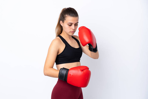 Teenager Sport Mädchen über isolierten weißen Hintergrund mit Boxhandschuhen - Foto, Bild
