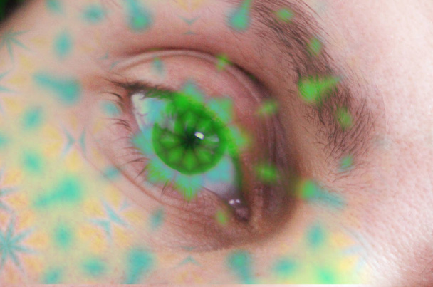 Frauenaugen und Augenbrauen mit bunter Neonfarbe Mode mystisches Make-up - Foto, Bild