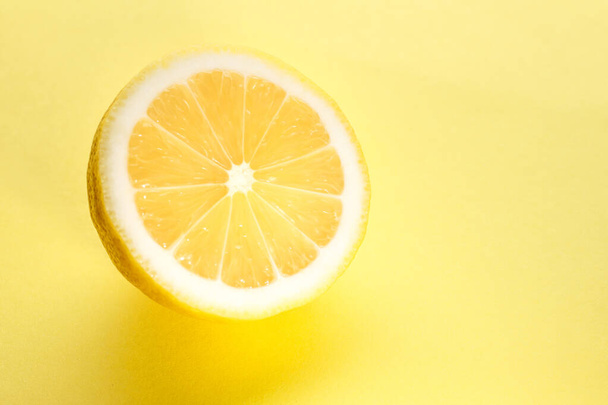 Sarı arka planda dilimlenmiş parlak sulu limon.. - Fotoğraf, Görsel