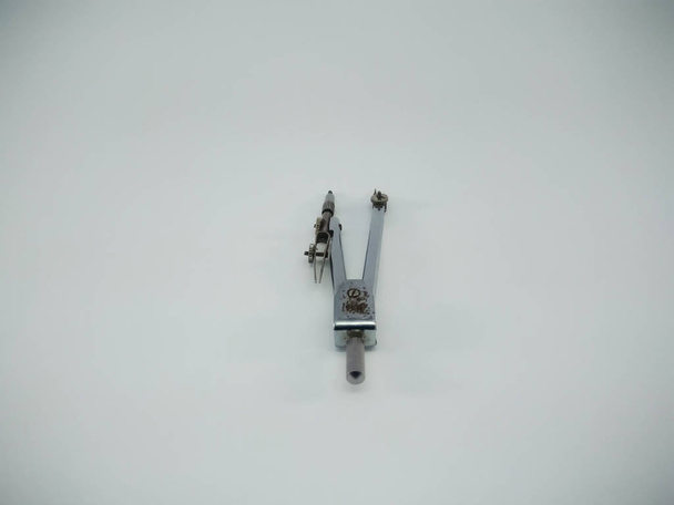 Metalowy edytor kompasów izolowany na białym tle - Zdjęcie, obraz